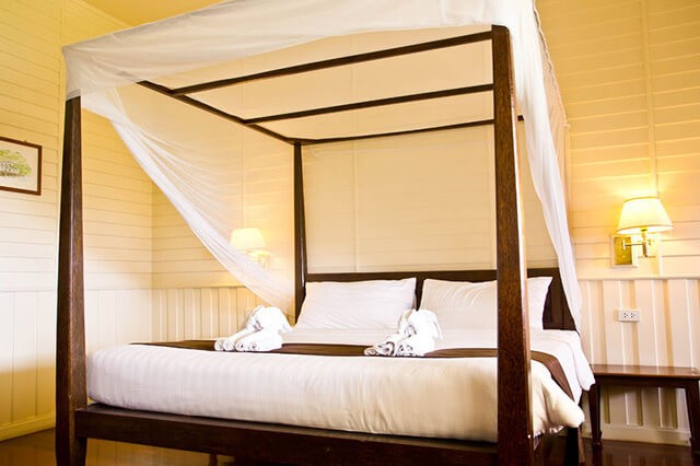 Кровать с деревянным каркасом