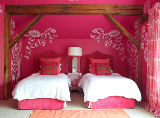 Яркий розовый цвет спални