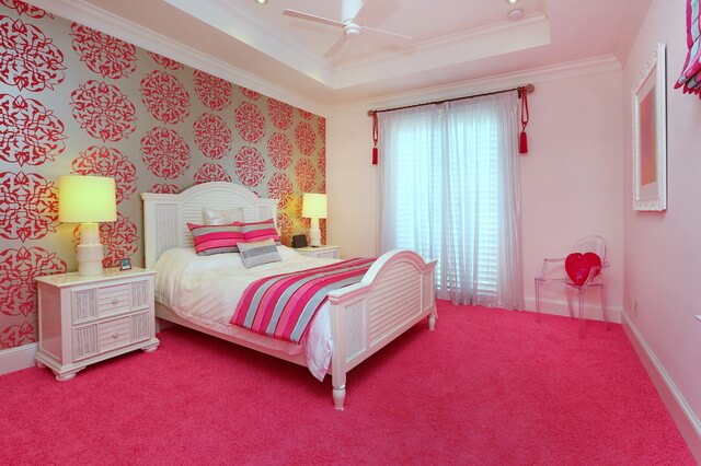 комната с ярким розовым ковролином