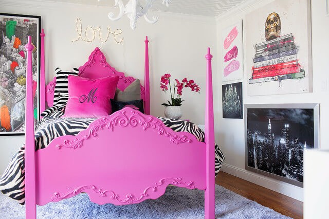 розовая рамка у кровати